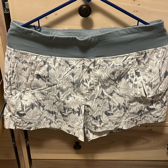 Athleta Pants - Athleta Trekkie North Short, Mint/Ivory Lace, 10